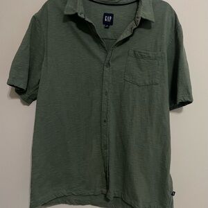 GAP Men's Olive Green Short Sleeve 
Size X Large ~ casual weekend shirt